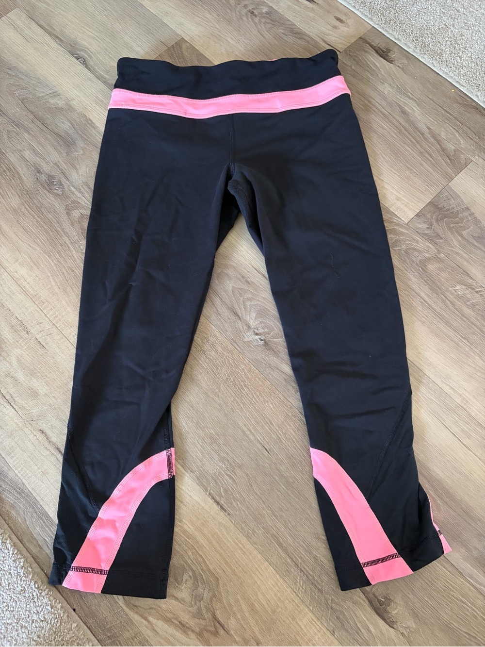 lululemon Women’s Size 6 Black Pink Cropped Athletic Leggings 21.5” Inseam